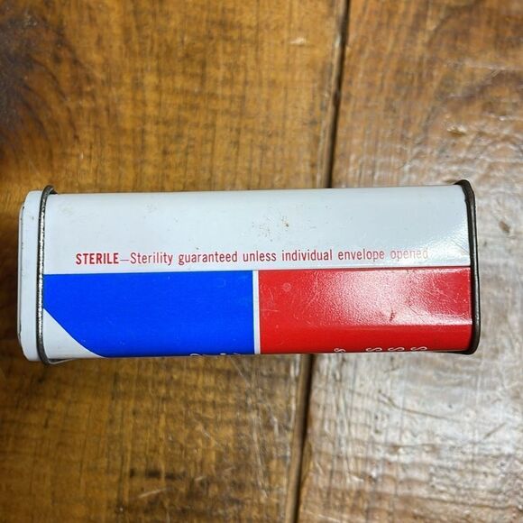 70s Vintage Band Aid Tin with bandages - Picture 3 of 6